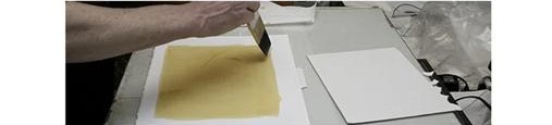 Coating fine art paper with platinum/palladium emulsion by hand